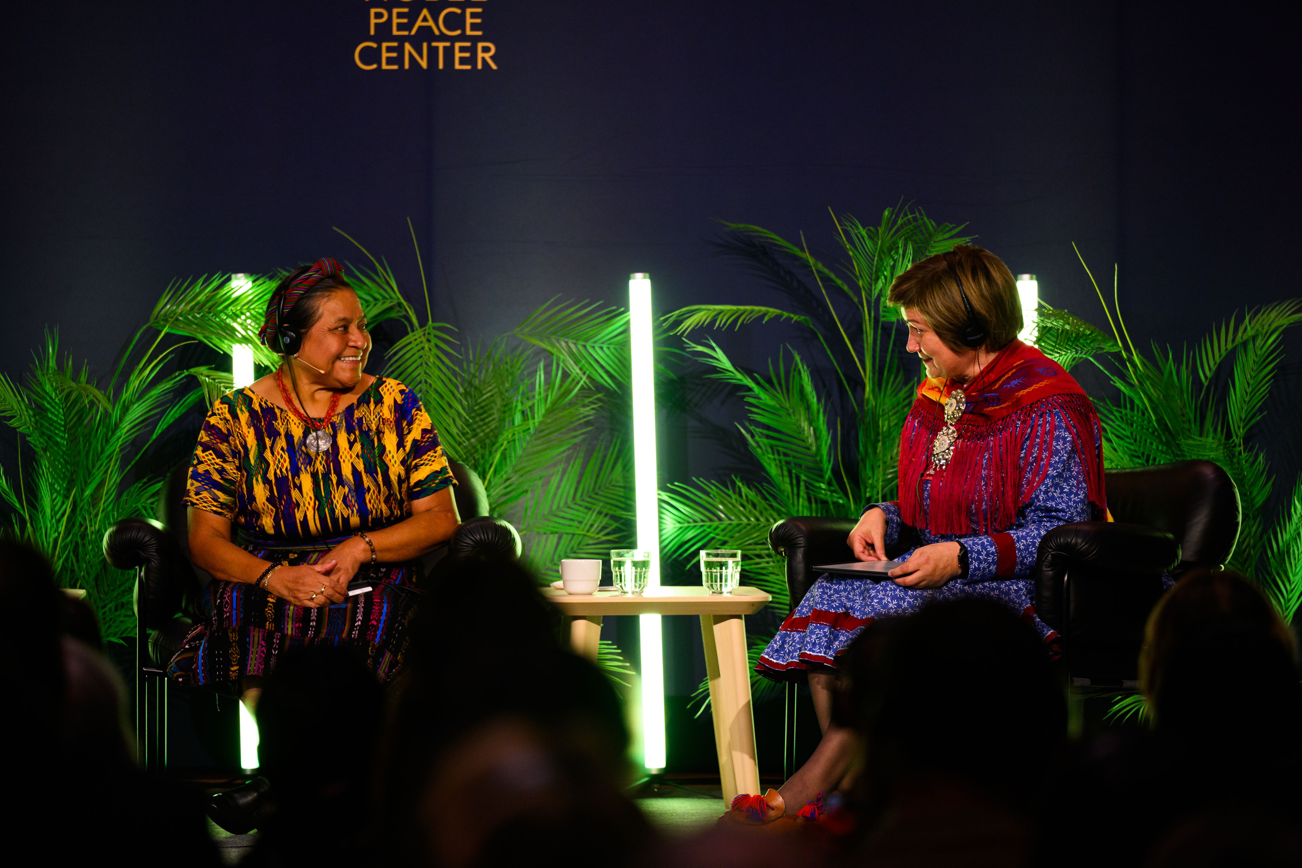 fra scenen , to personer som prater