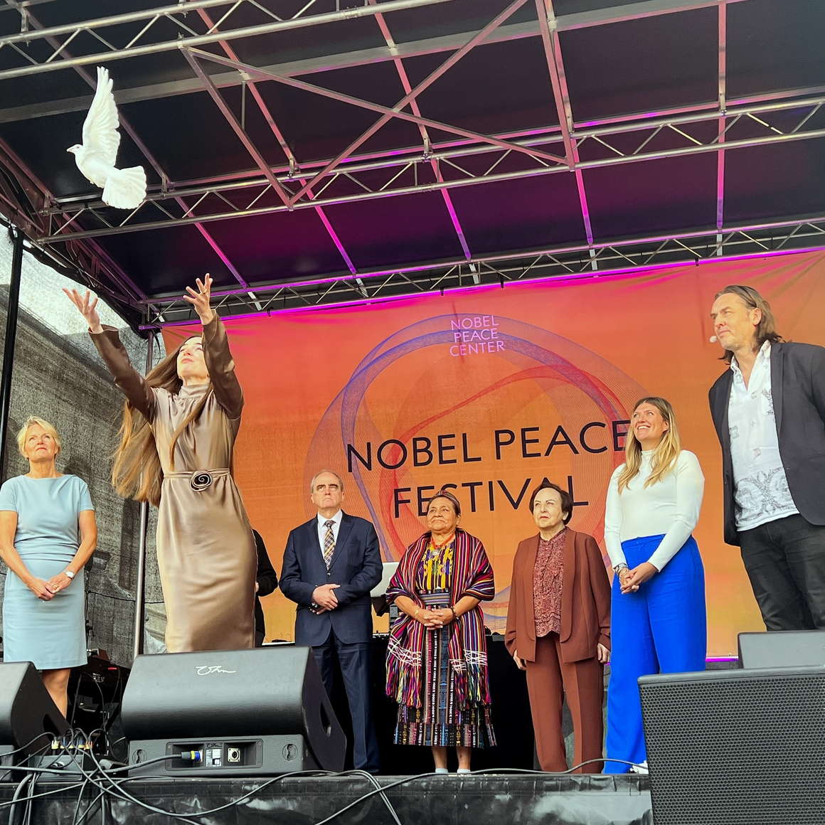 Oleksandra Matviitsjuk slapp fredsduen som fløy ut over Rådhusplassen