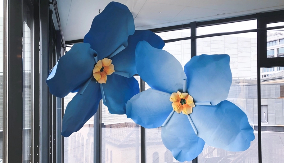 Koroverket, kunstverk av to forglemmeiei blomster i svært stor størrelse som henger fra taket i nobels fredssenter
