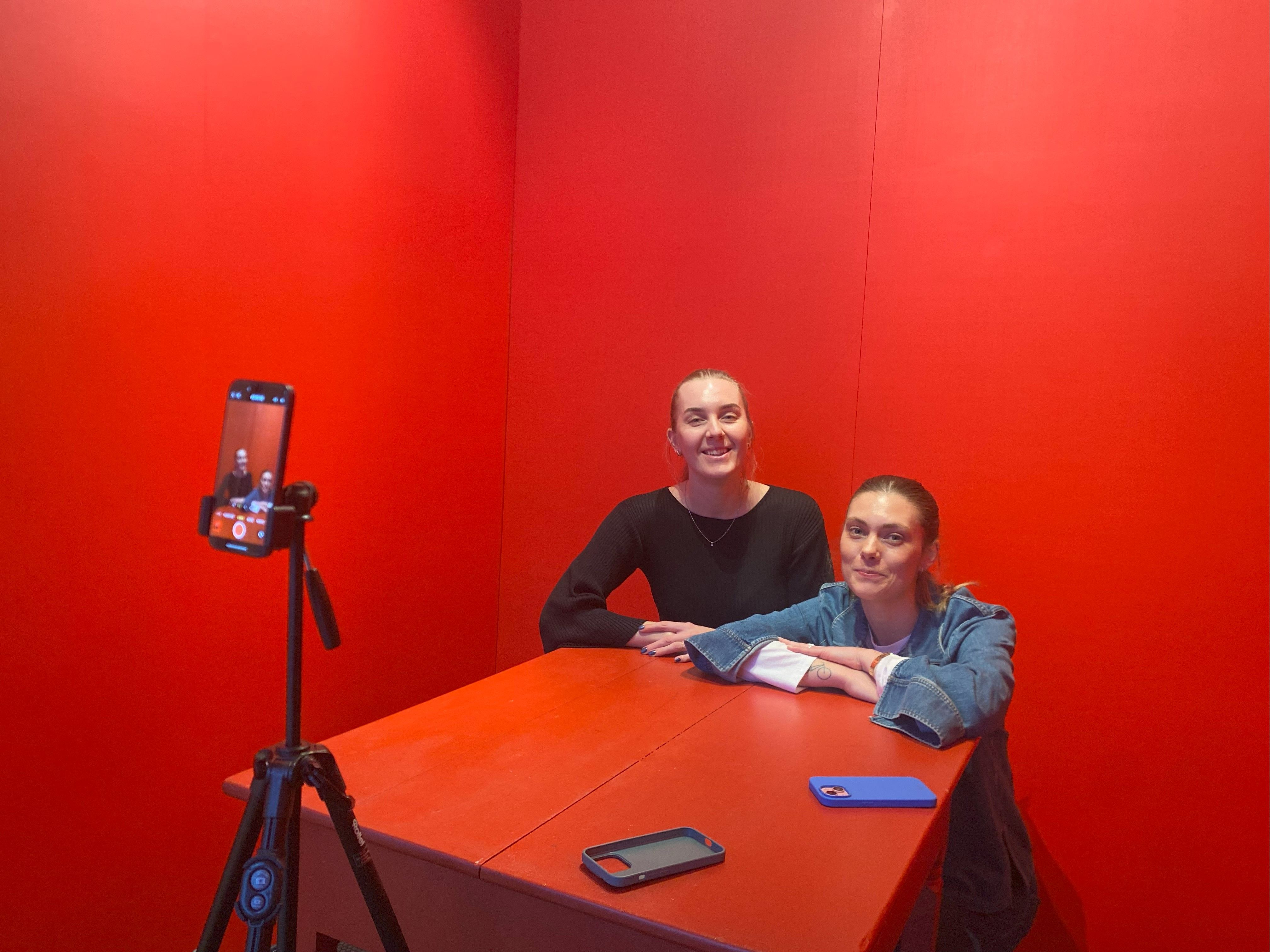 bilde av utstillingen Nobels Hage, nyeste fredsprisvinnneren avbildet.