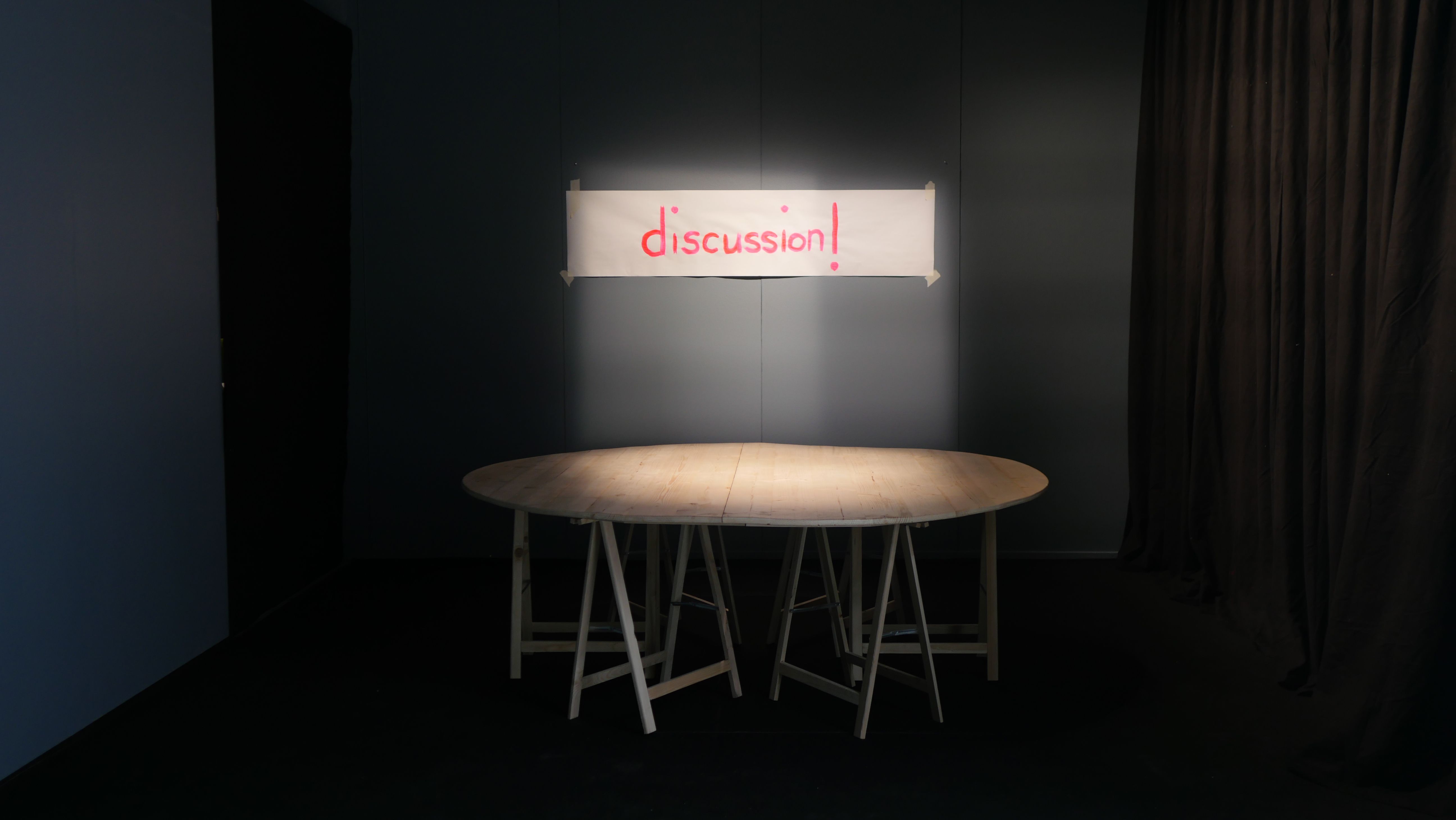 diskusjonsbord med skiltet over "discussion"