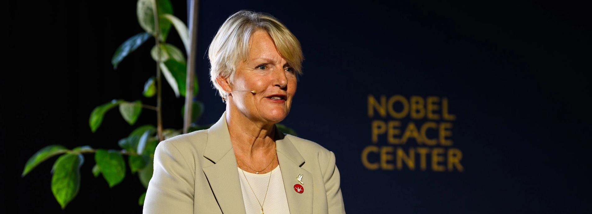 Kjersti fløgstad på scenen.