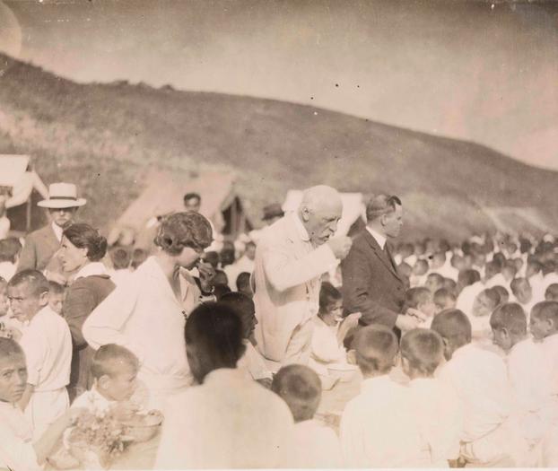 Fridtjof Nansen besøker en sommerleir for foreldreløse gutter i byen Kumajri i Sjirak, Armenia, sommeren 1925.