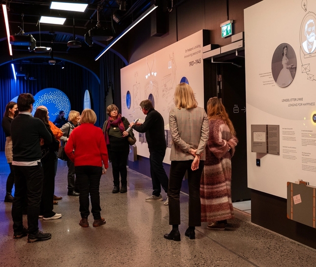 Folk som får omvisninger i en utstilling