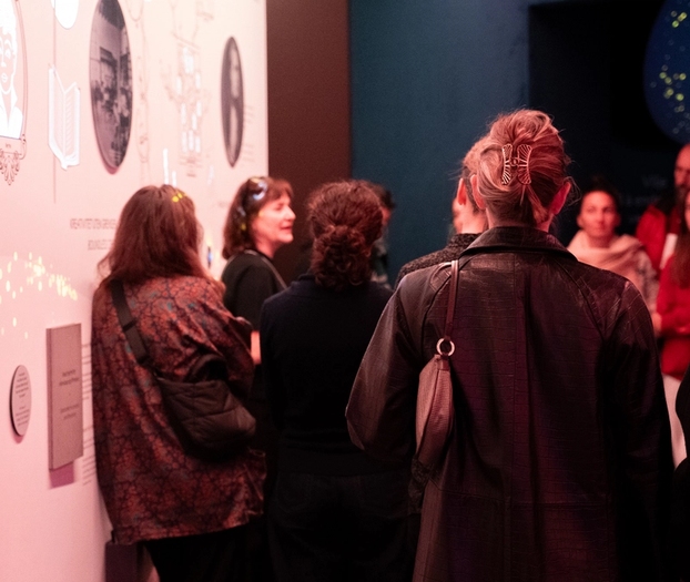 Omvisning i utstillingen Viljen. Folk som står rundt omviseren.