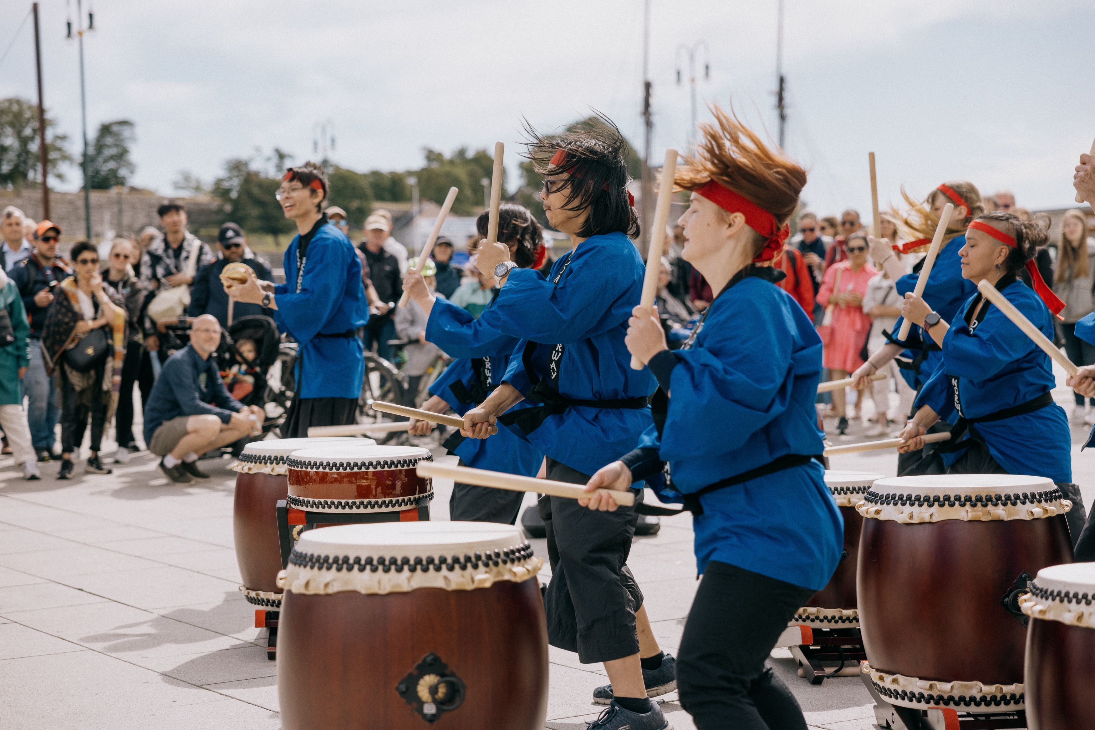 Dodoko trommere med publikum samlet rundt