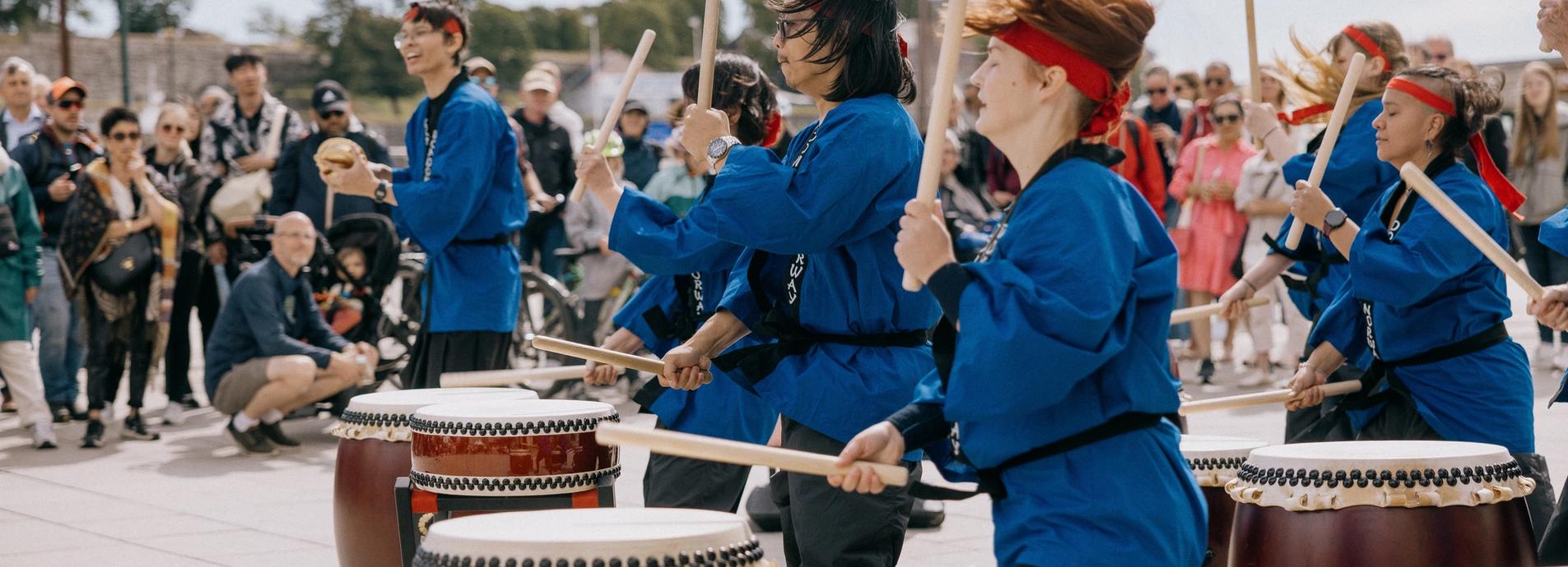 Dodoko trommere med publikum samlet rundt