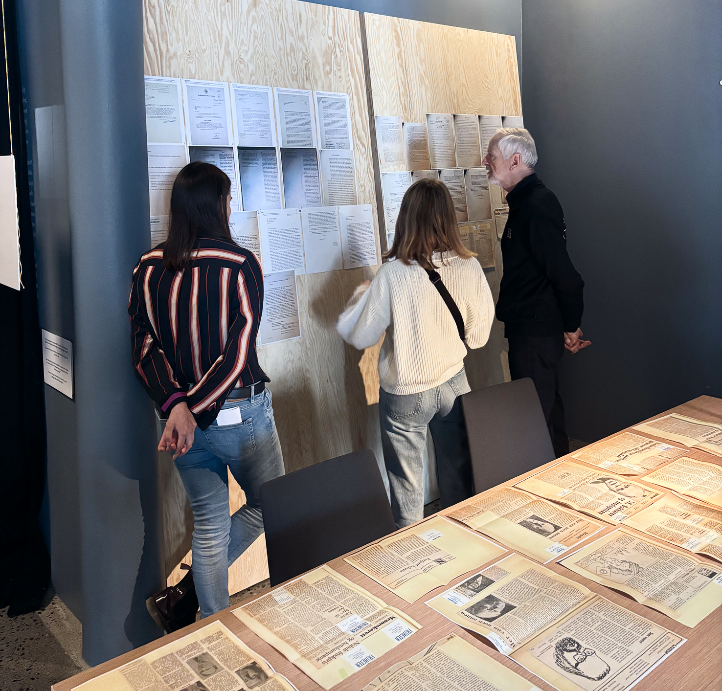 fra tidligere deltagelse prosjekt, mange avisutklipp og folk som ser på.