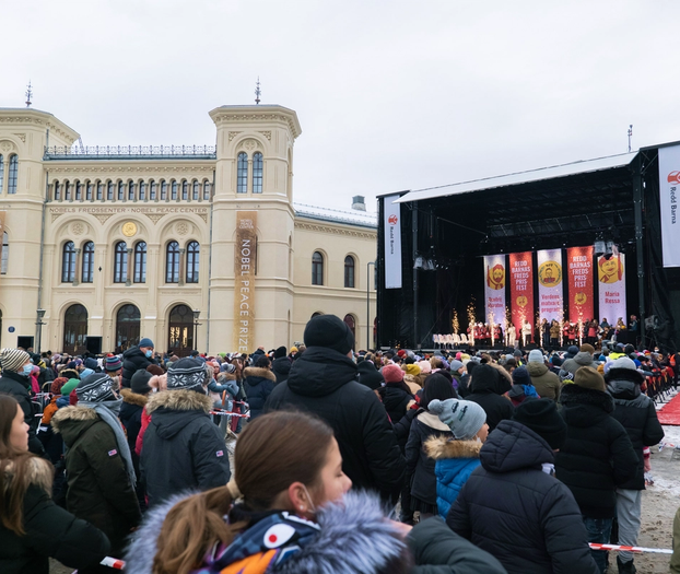 Foran nobels fredssenter, folkemengde og en scene.