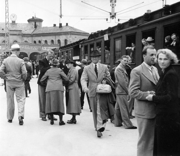 Reisende med tog fra Vestbanen jernbanestasjon, juli 1938