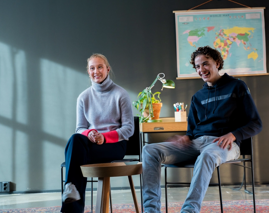 Hedvig Almås og Elias Kongsro-Buraas bilde hentet fra videomaterialet til “Uenige sammen”.