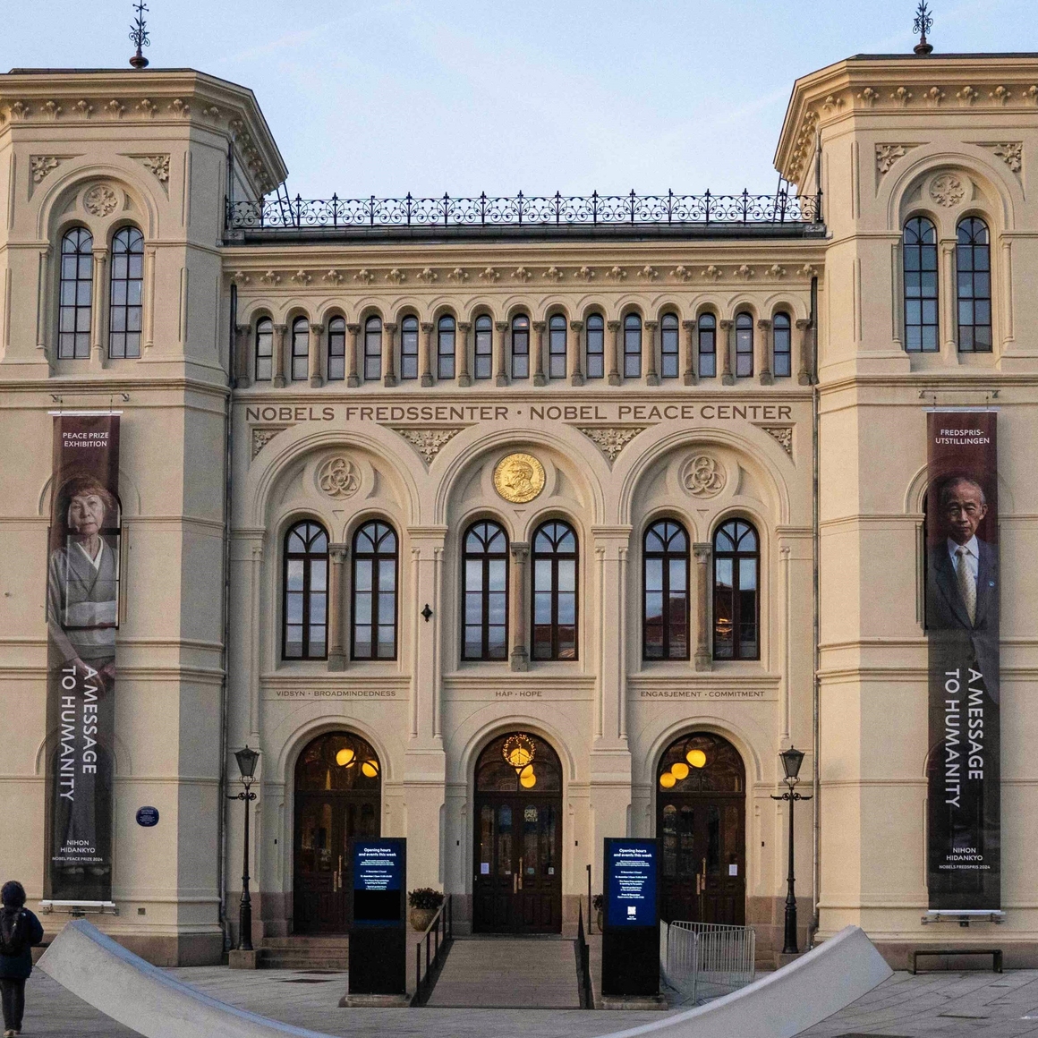 fra fasaden til fredssenteret