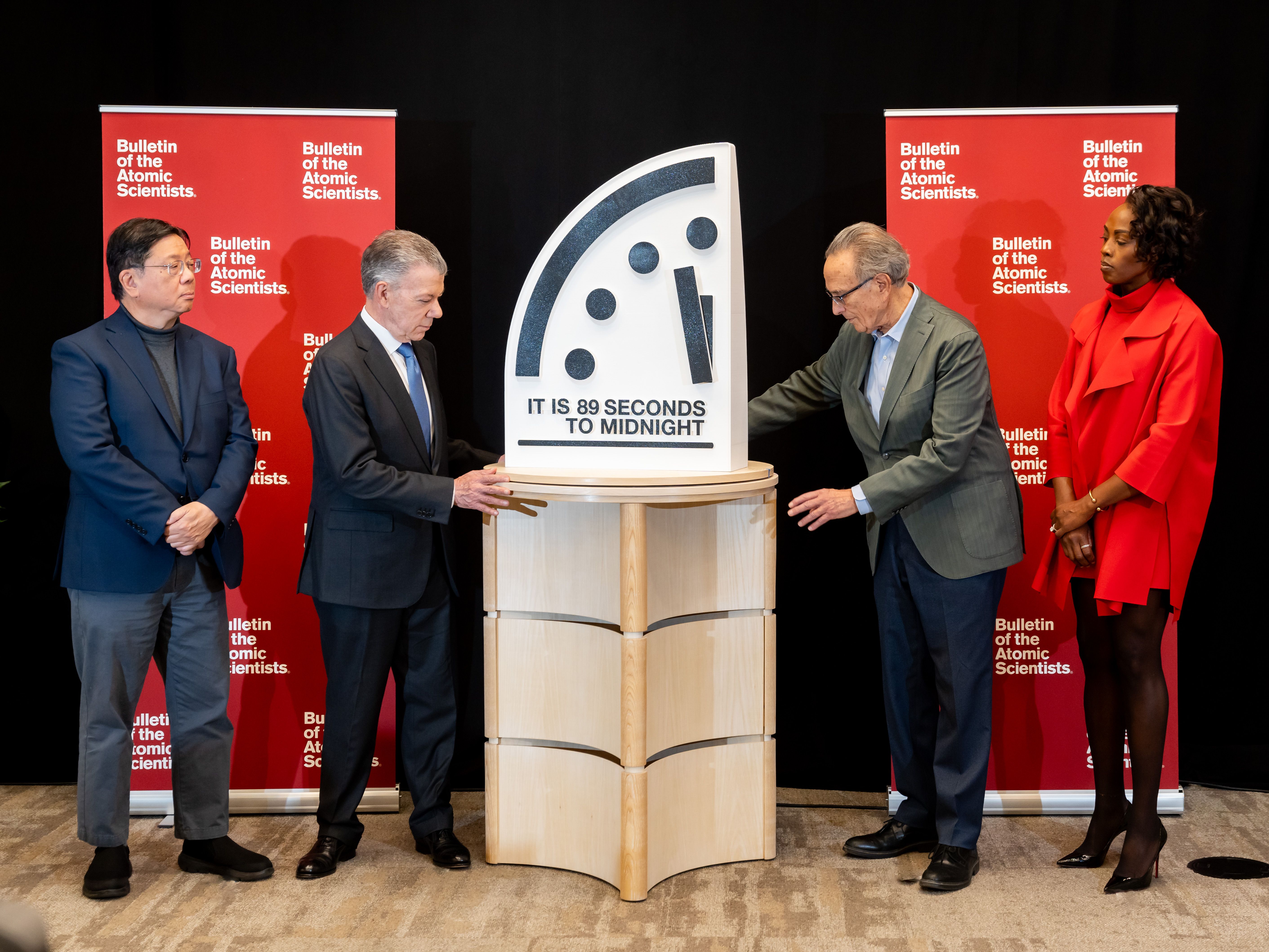 Dommedagsklokken stilles, 4 personer står rundt klokken.