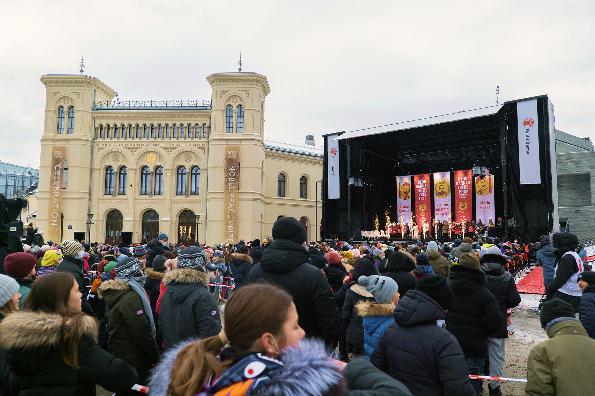 Foran nobels fredssenter, folkemengde og en scene.