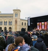 Foran nobels fredssenter, folkemengde og en scene.