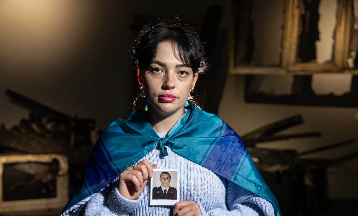 kvinne med bilde av en mann i uniform, en savnet slektning.