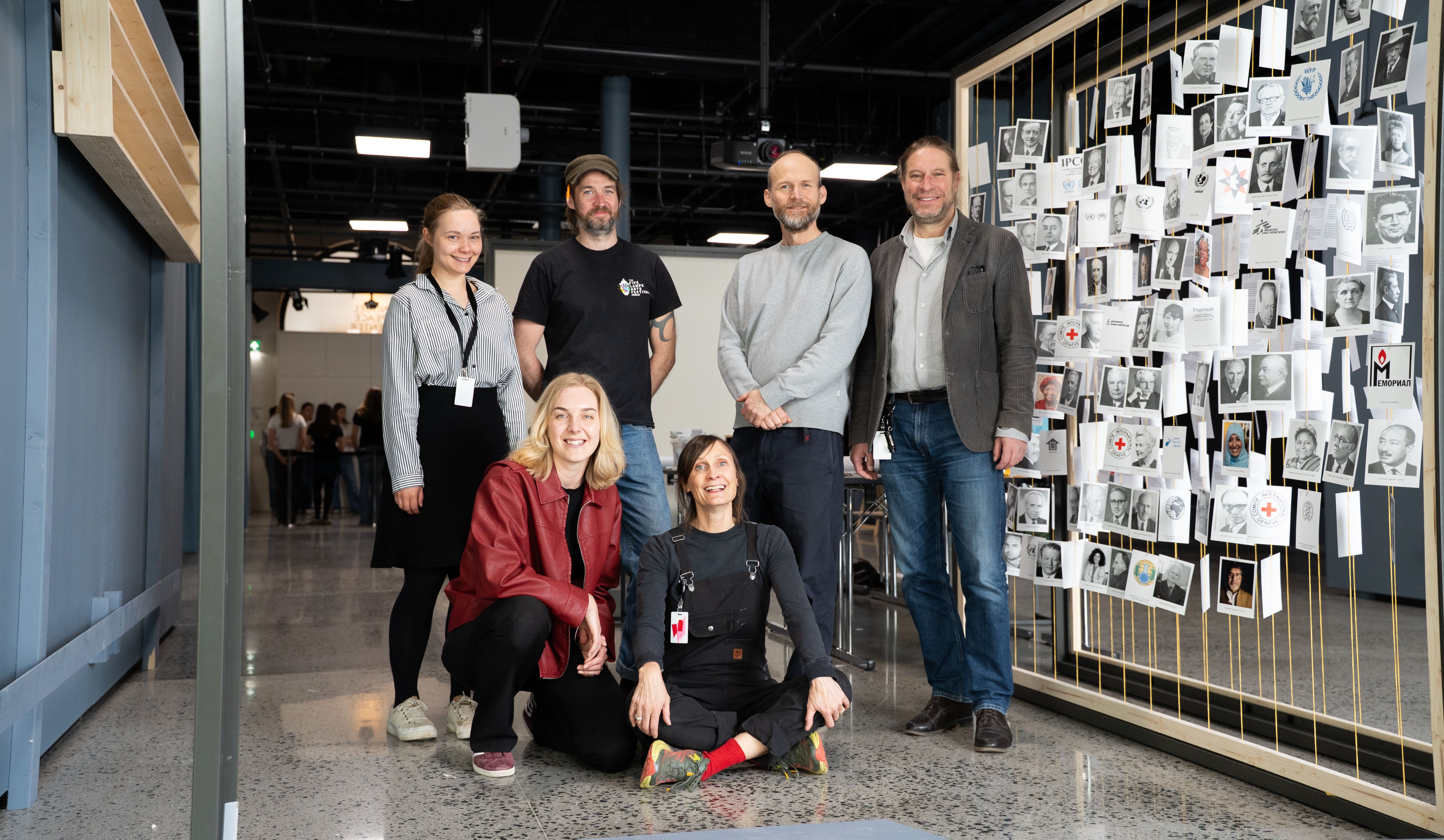 Fra labratoriet, noen som maler et skilt