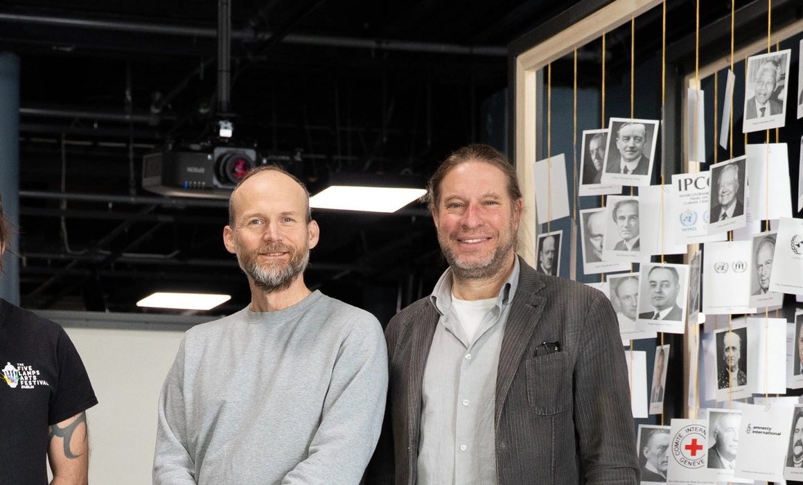 Fra labratoriet, noen som maler et skilt