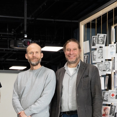 Fra labratoriet, noen som maler et skilt