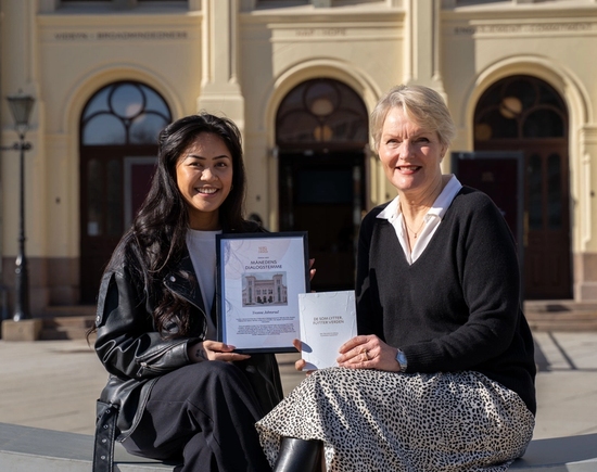 Yvonne og direktør Kjersti med dialogdiplomet, utenfor nobels fredssenter