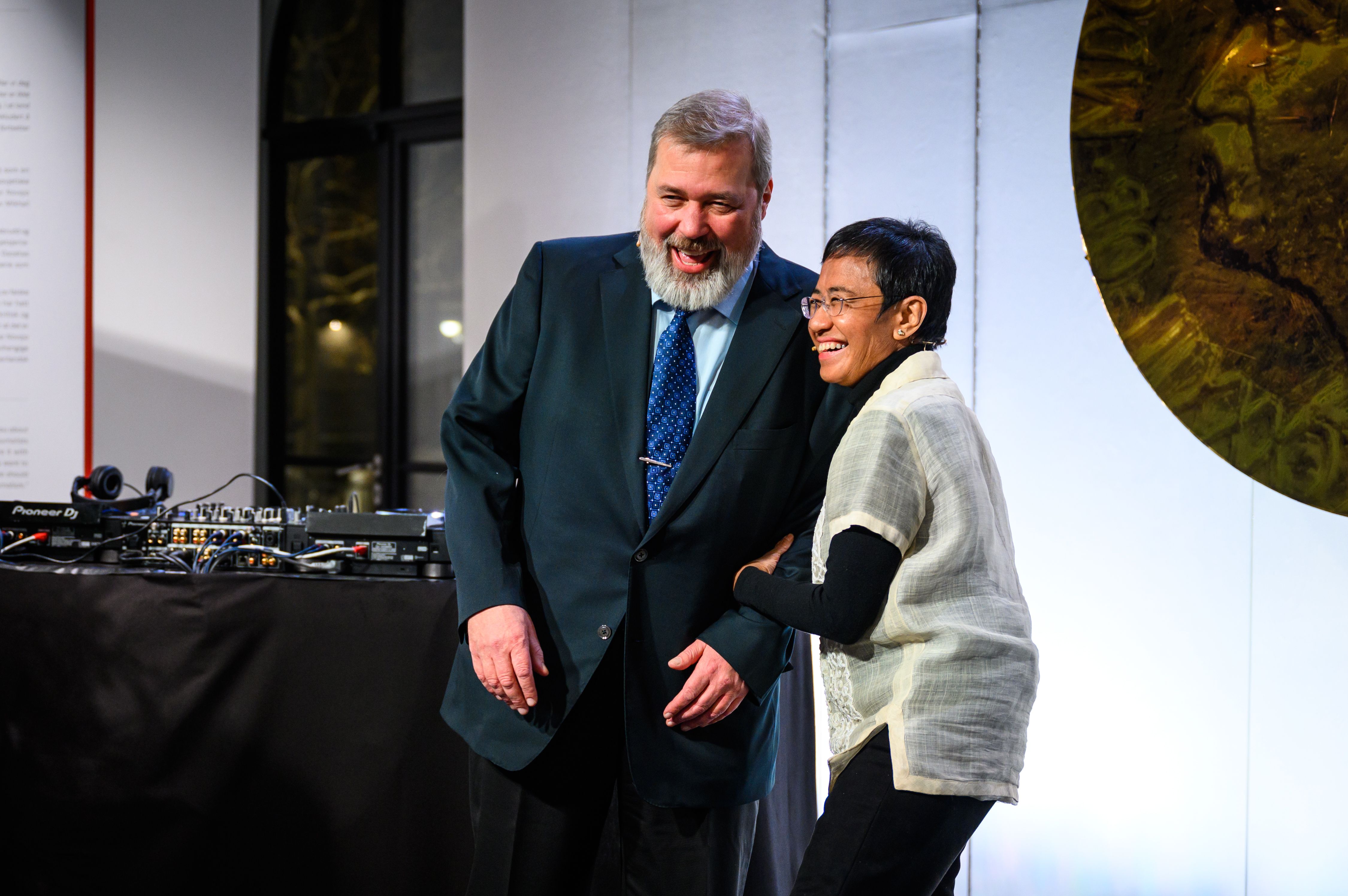 fredsprisvinnerne på scenen