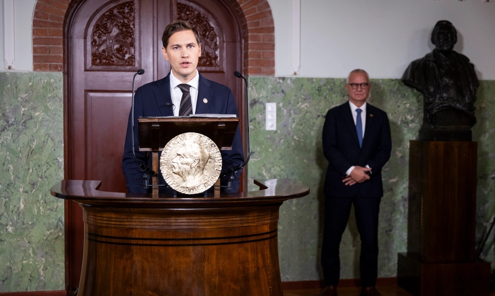 Nobelkomite leder på podiet for å kunngjøre fredsprisen.