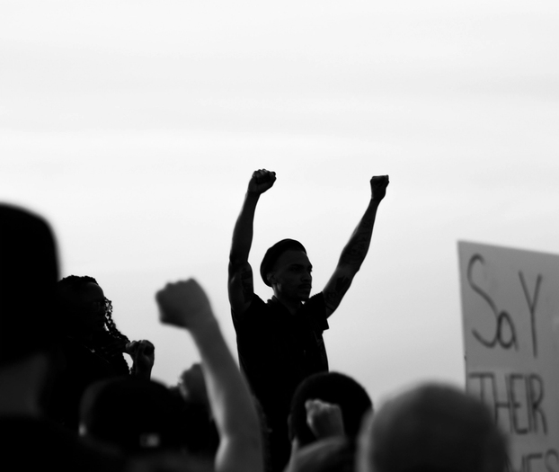 protest, tenåringer som står og protesterer.