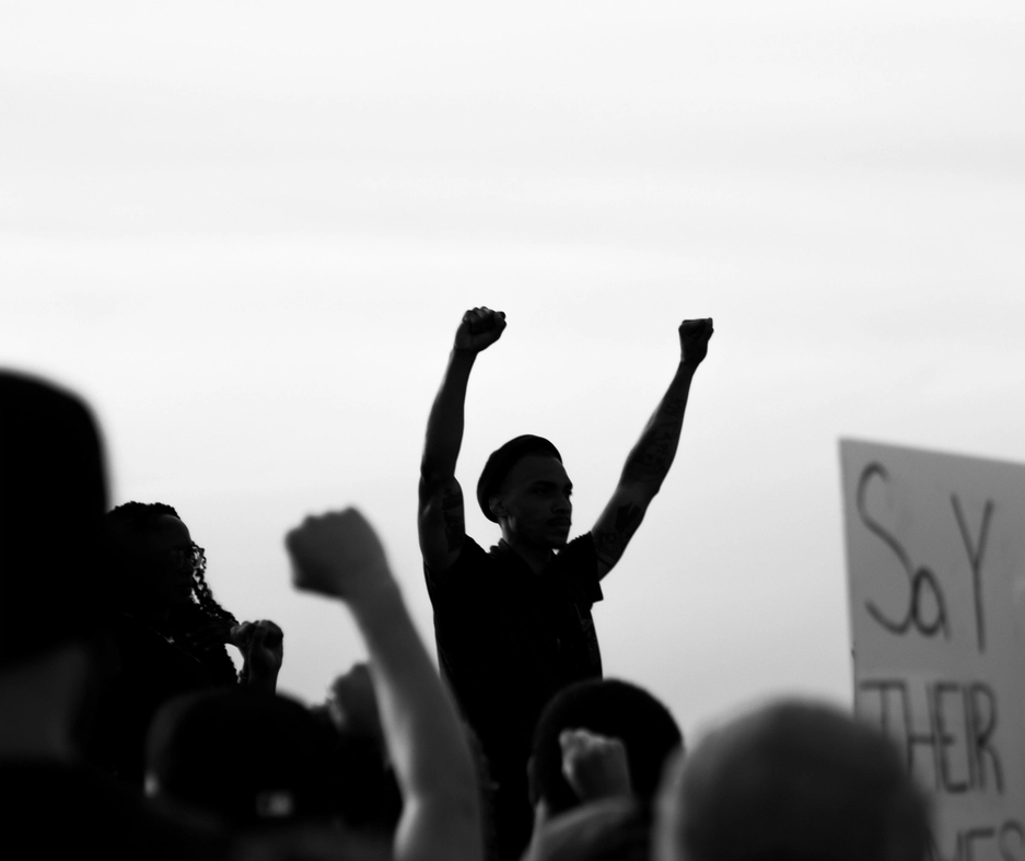 protest, tenåringer som står og protesterer.