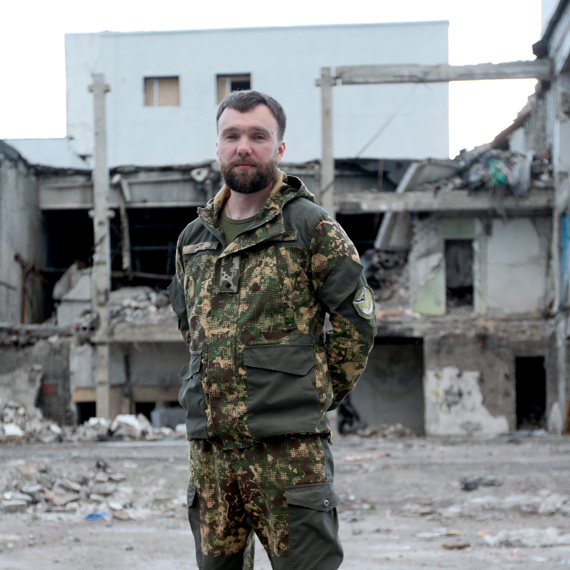 i slagmarken blant ruiner