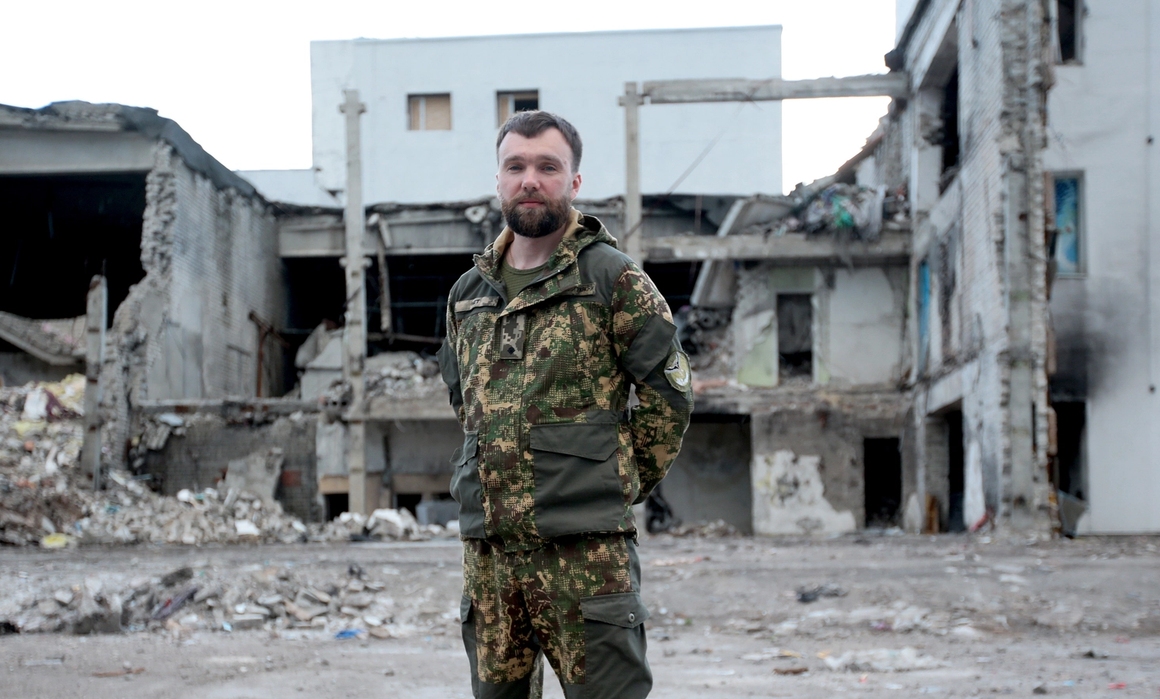 i slagmarken blant ruiner