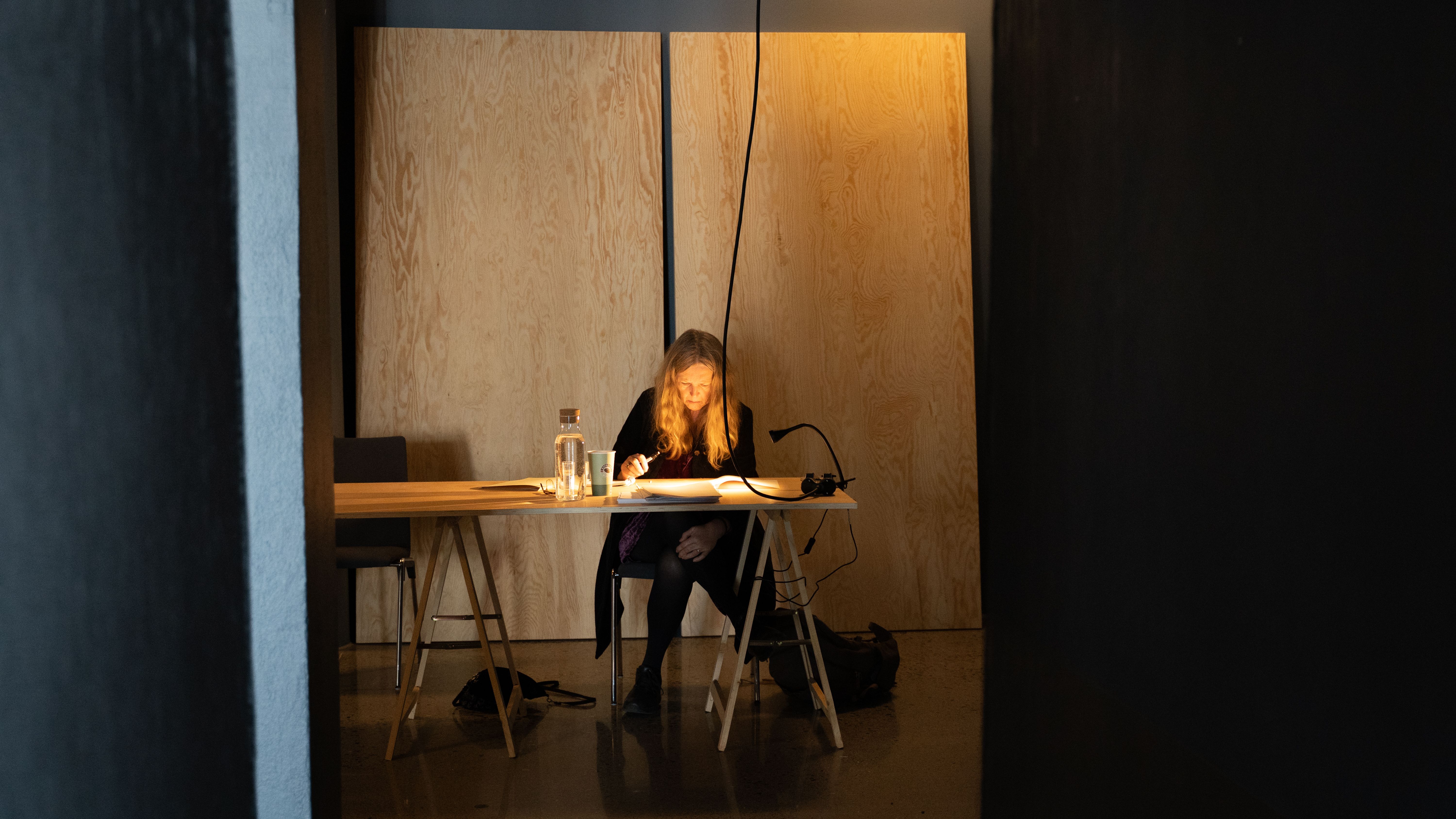 Beate petersen studerer gamle dokumenter.