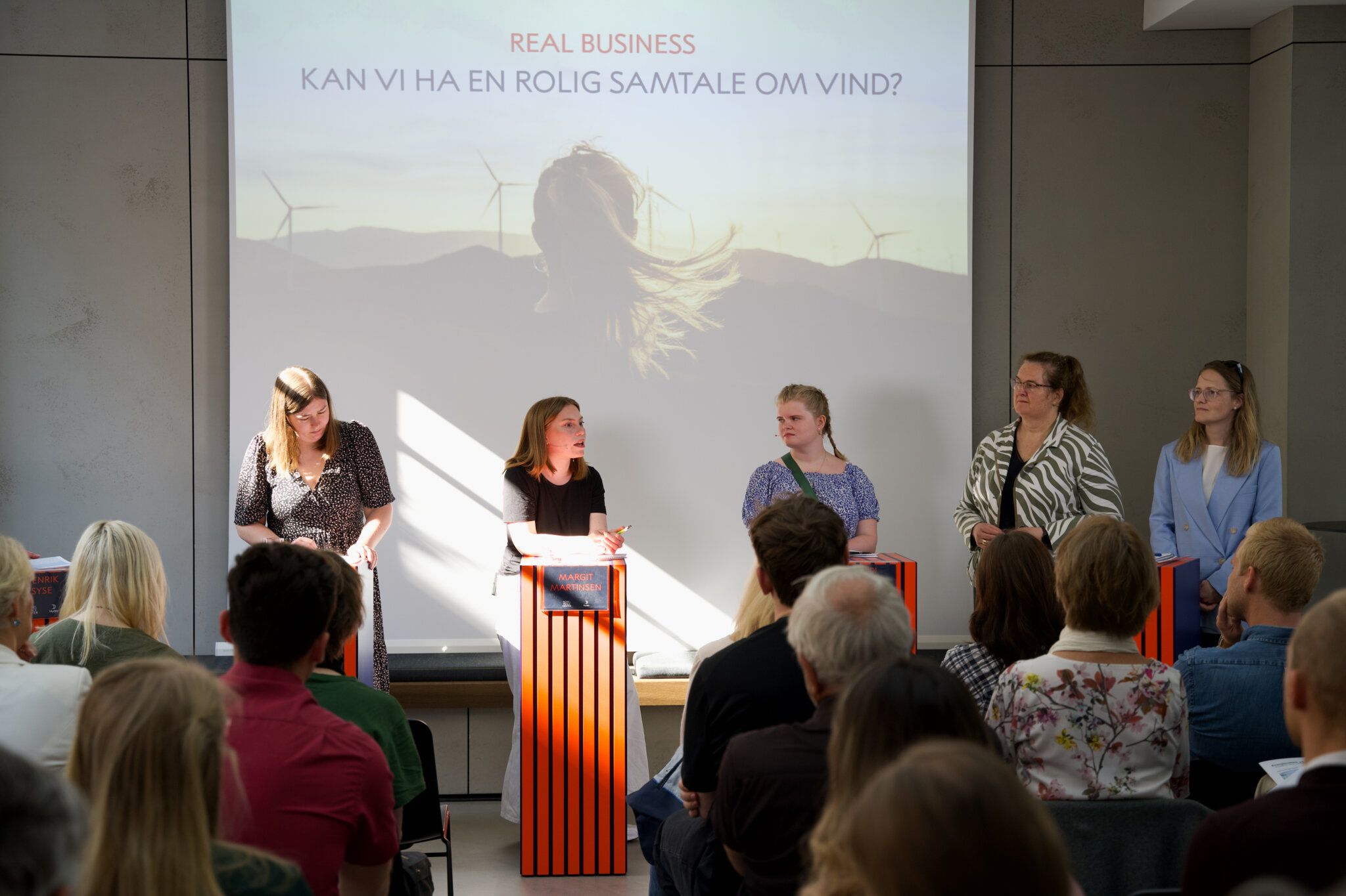 fra arrangementet , panel på scenen.