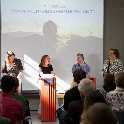 fra arrangementet , panel på scenen.