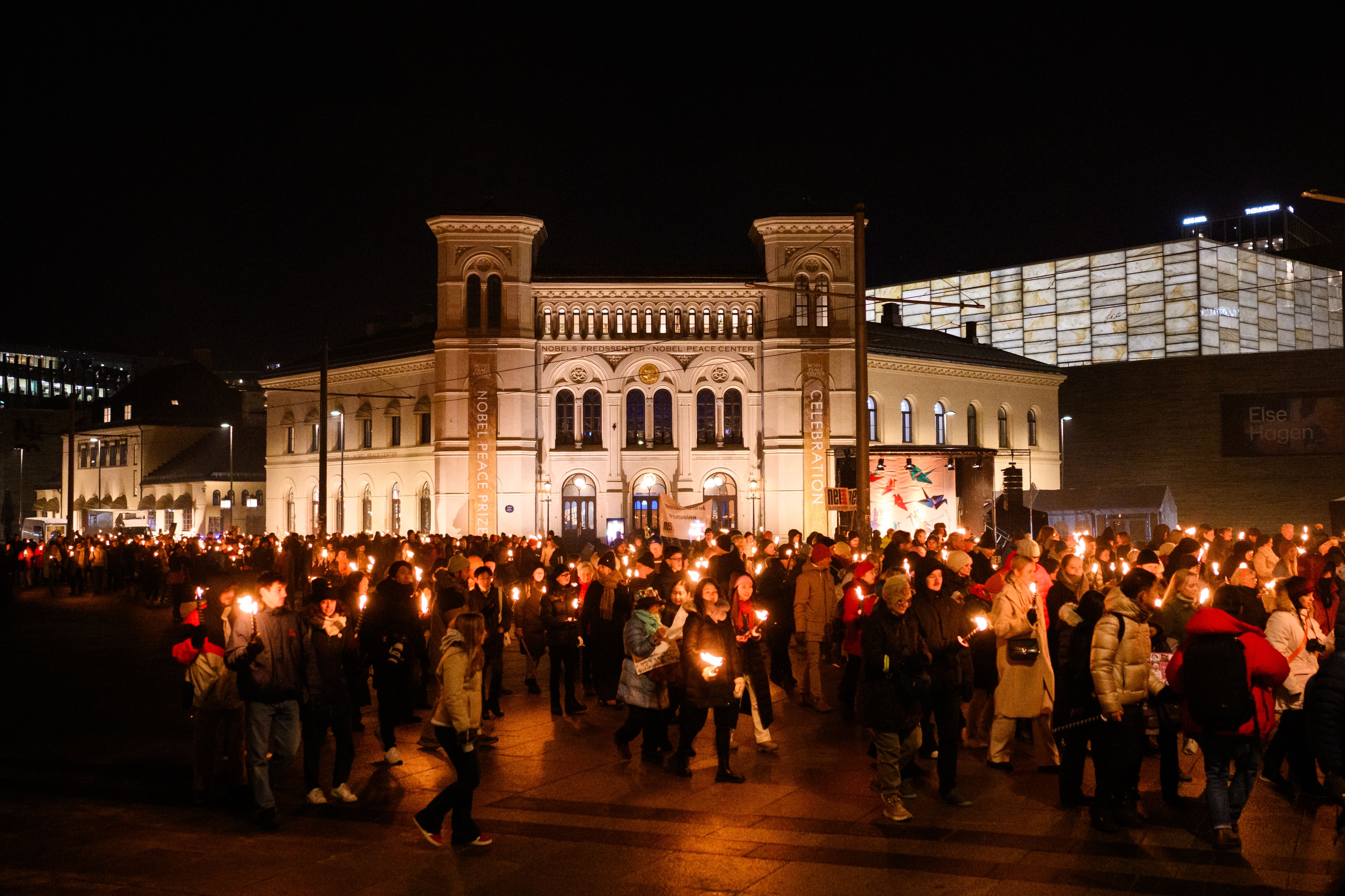 Fakkeltoget foran nobels fredssenter i 2024.