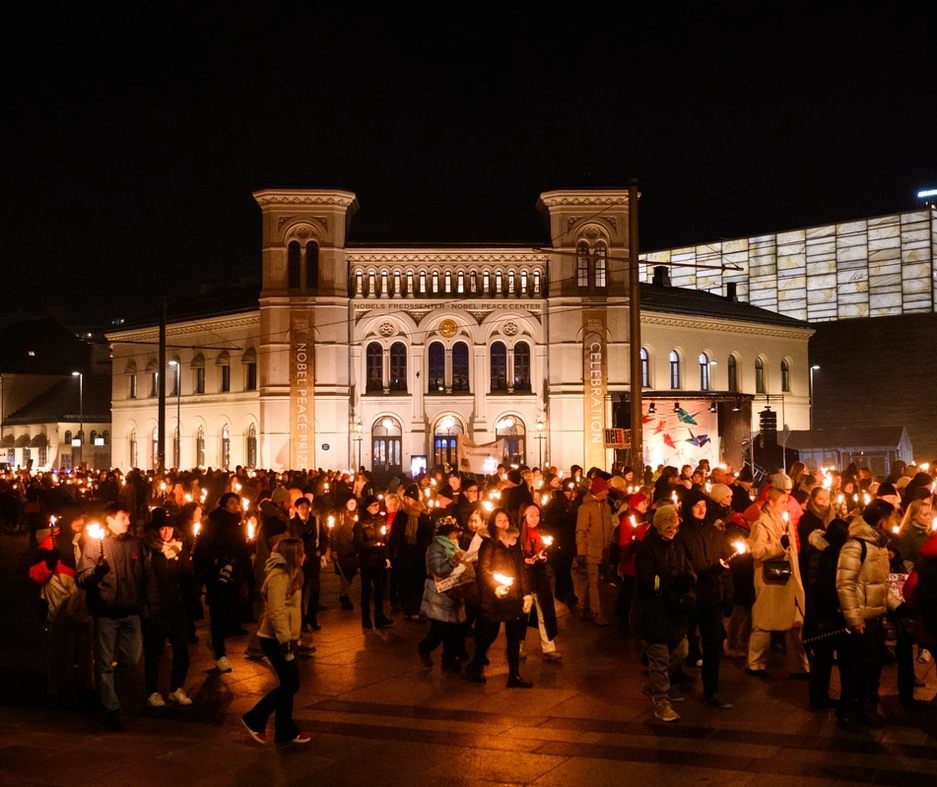 Fakkeltoget foran nobels fredssenter i 2024.