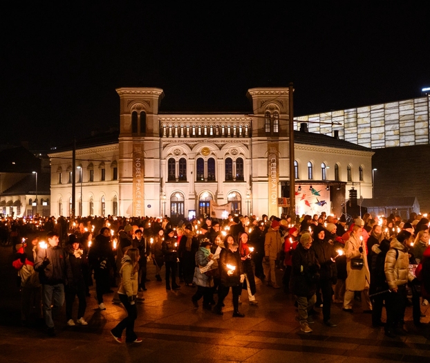 Fakkeltoget foran nobels fredssenter i 2024.