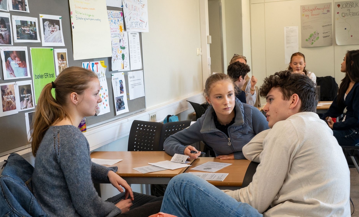 vgs elever som sitter i klasserommet og snakker sammen.