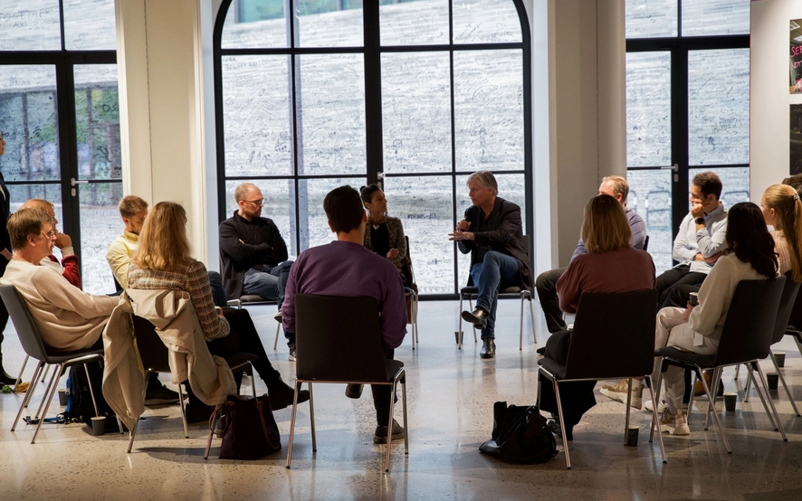 deltagere av kurs som sitter i en samtalesirkel.