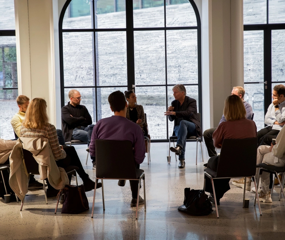 En dialogsirkel med folk som sitter i sirkel på stoler