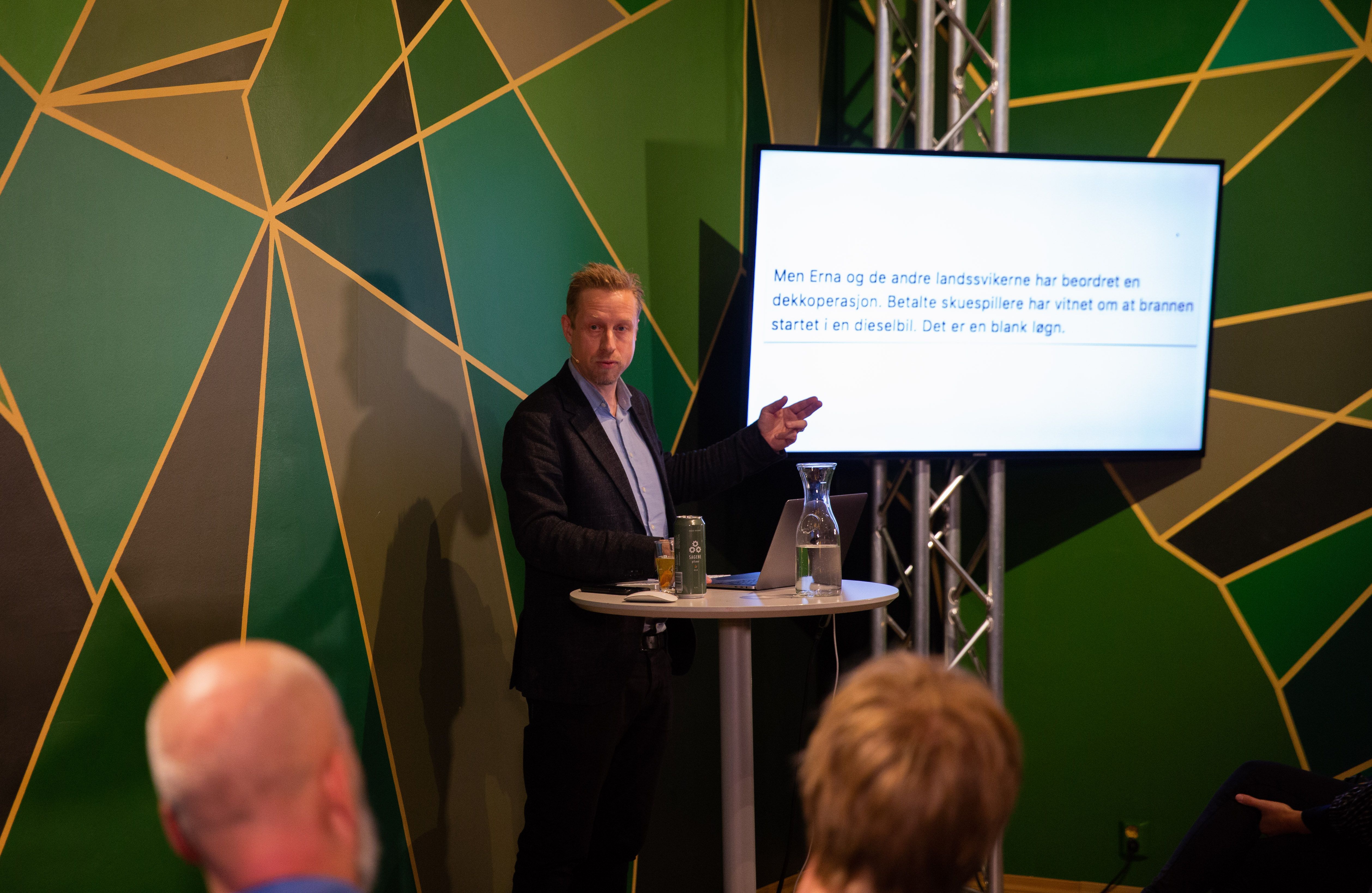 Bilde av Redaktør i Faktisk.no, Kristoffer Egeberg, som prater og presenterer foran en skjerm.