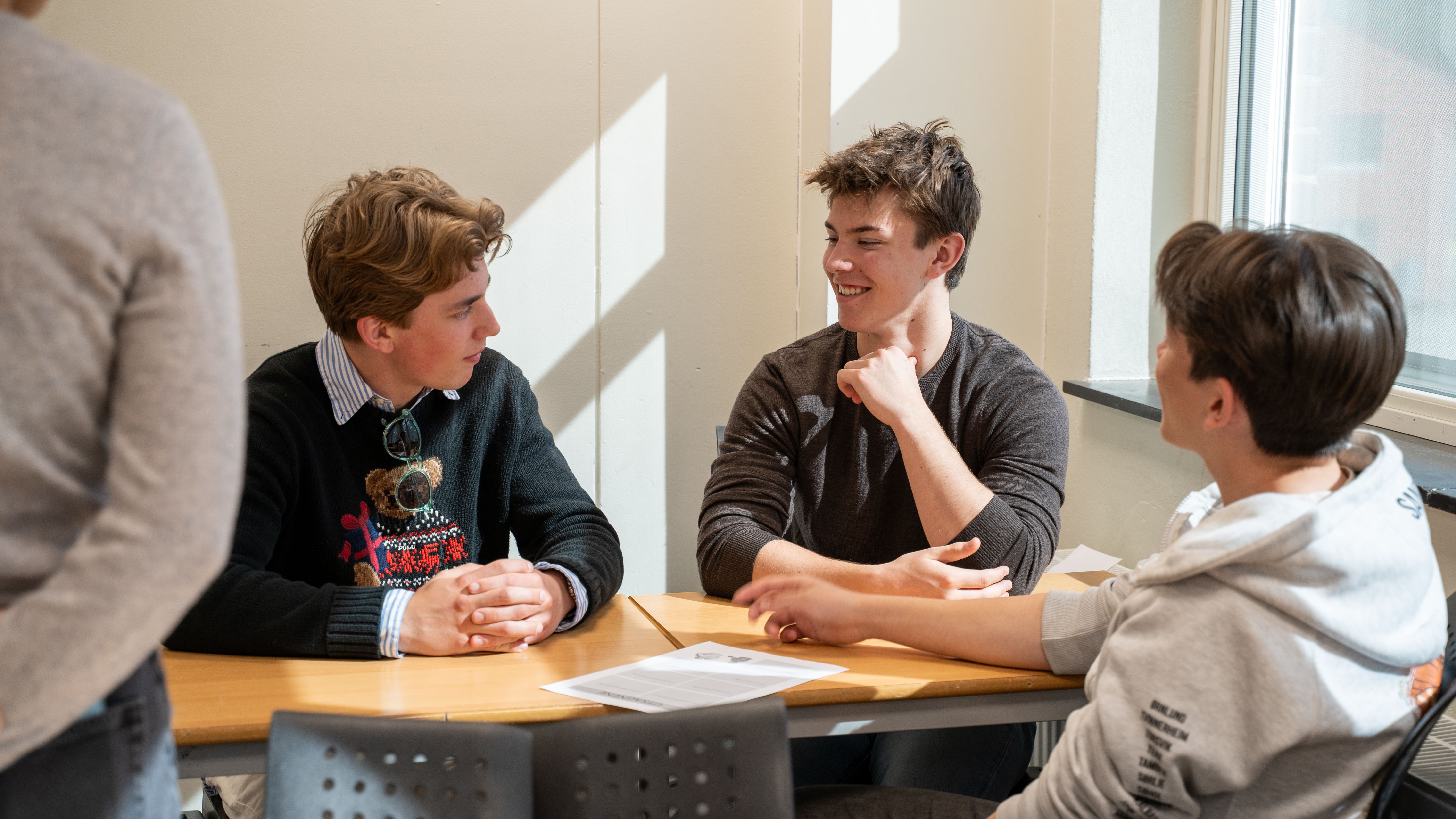 elever som har samtale sammen