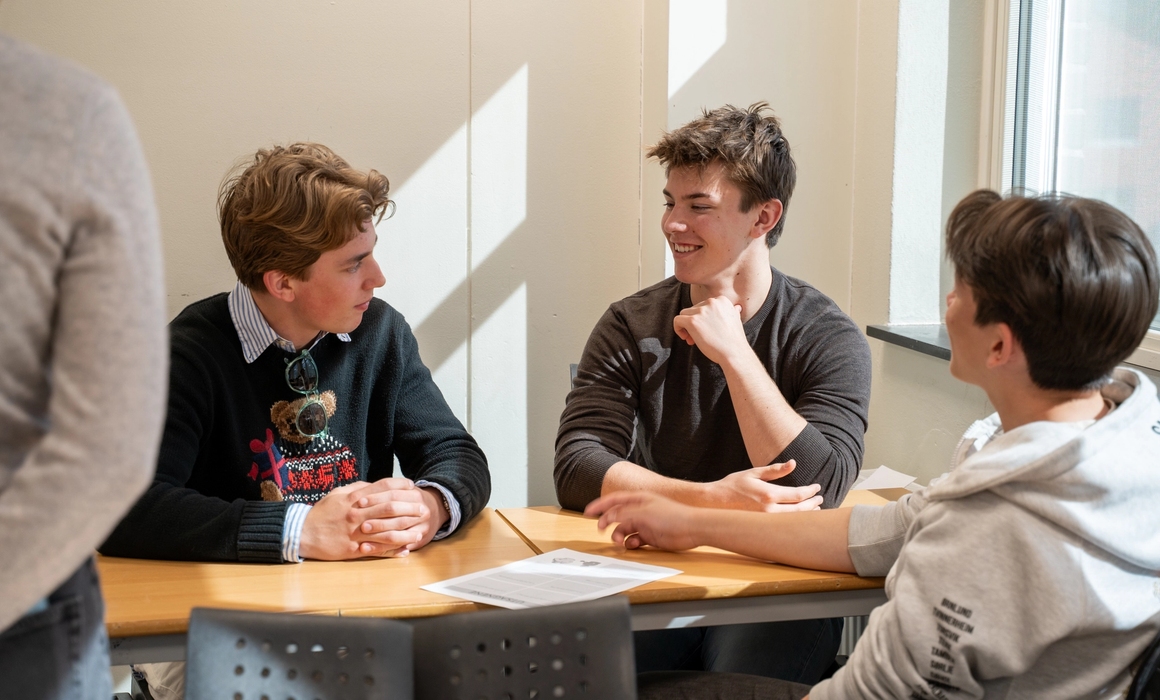 VGS Elever som sitter i klasserommet og prater sammen