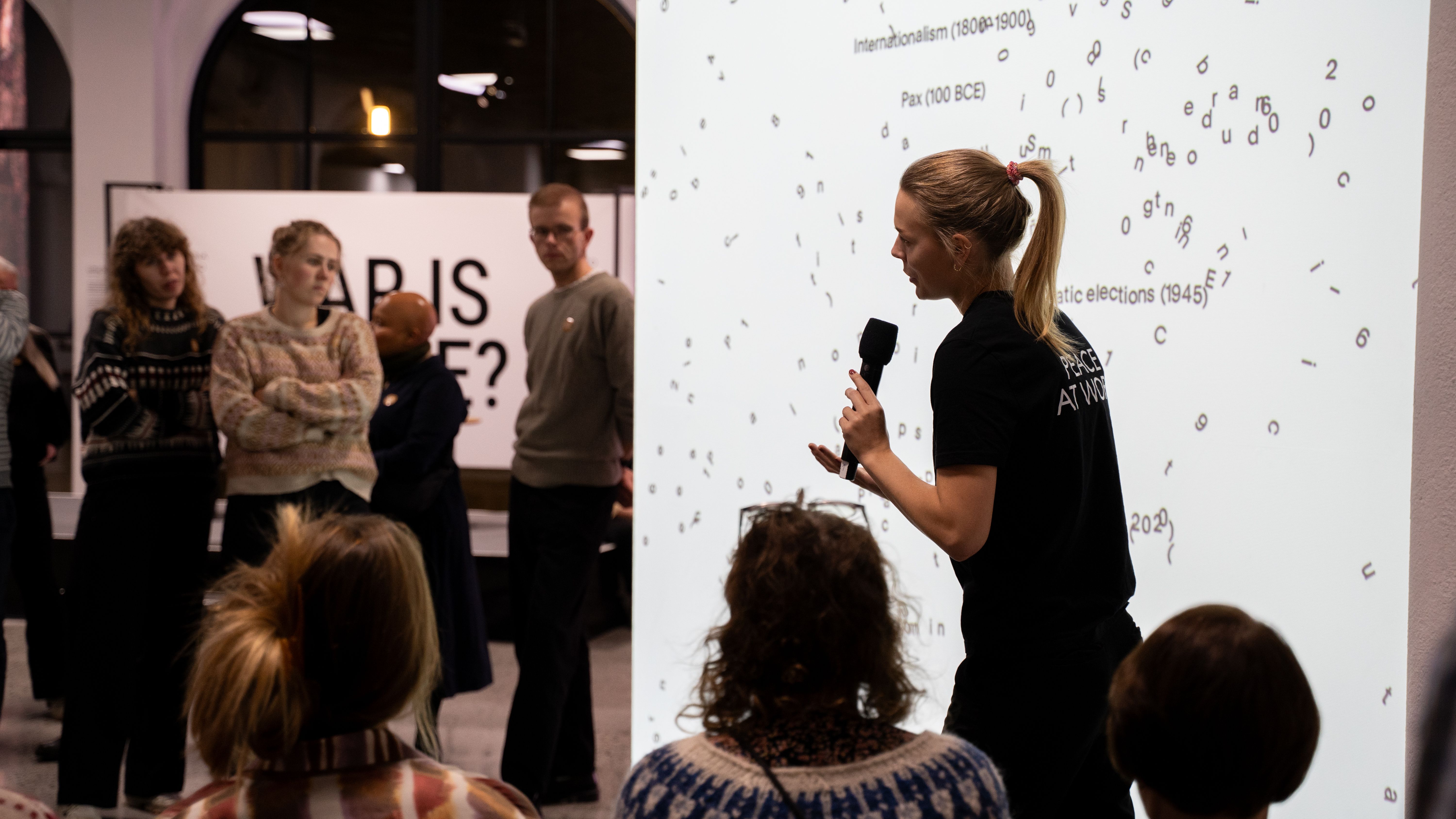 omvisning i war is peace utstillingen