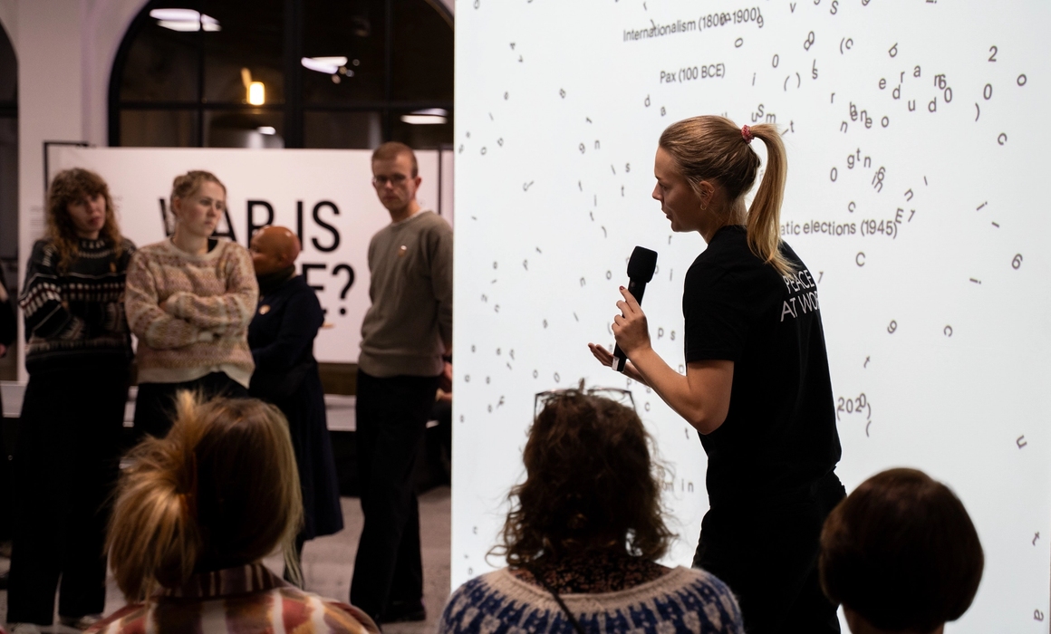 omvisning i war is peace utstillingen