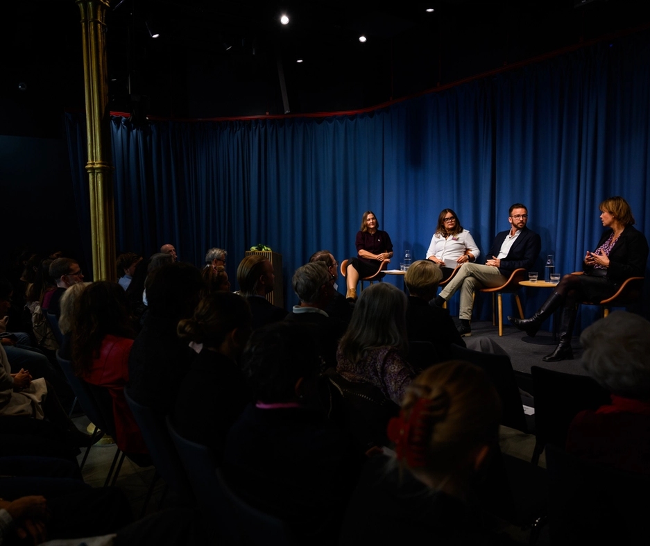 Arrangement med publikum og panel på scenen