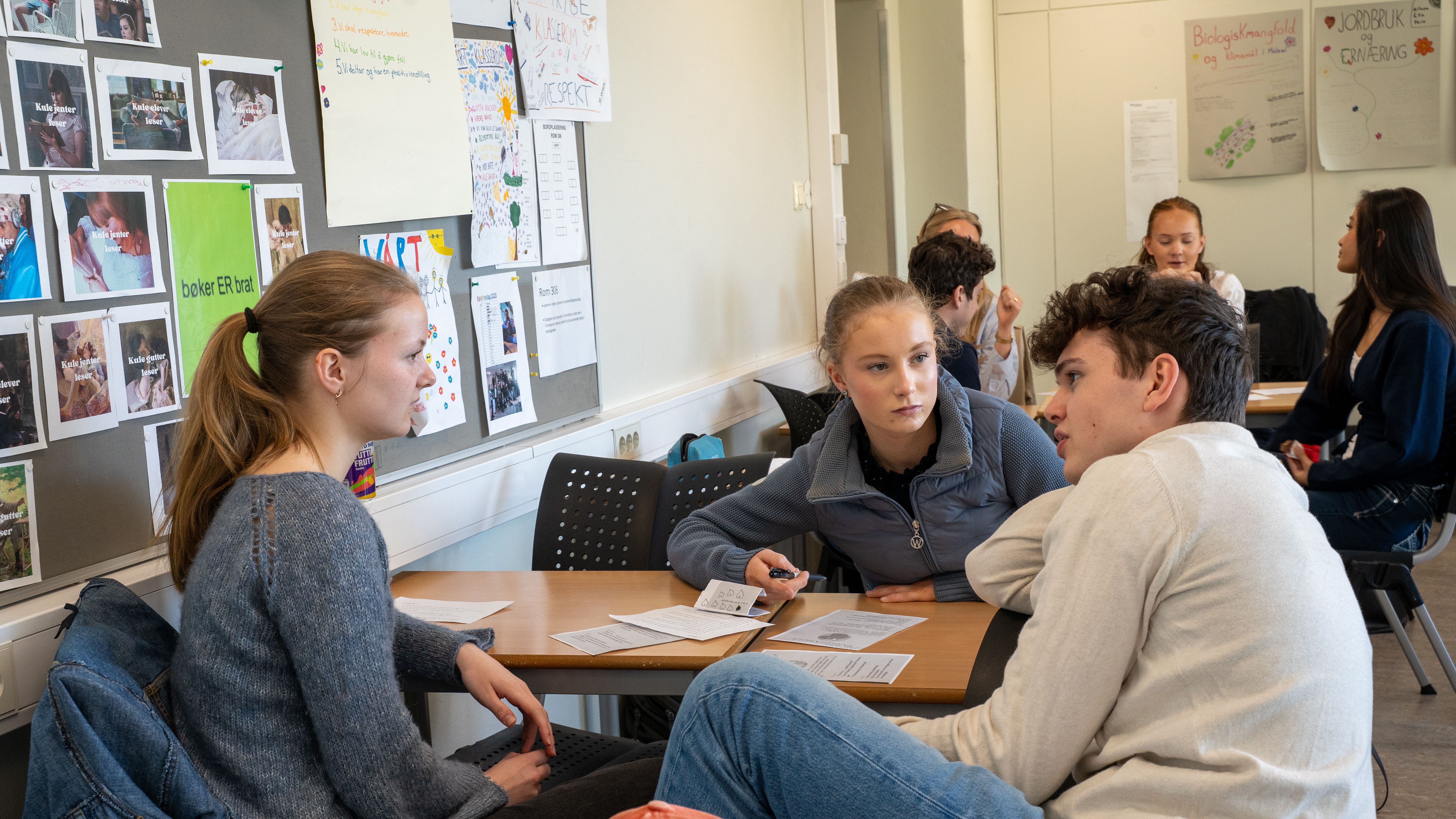 ungdommer som sitter og prater sammen i klasserommet