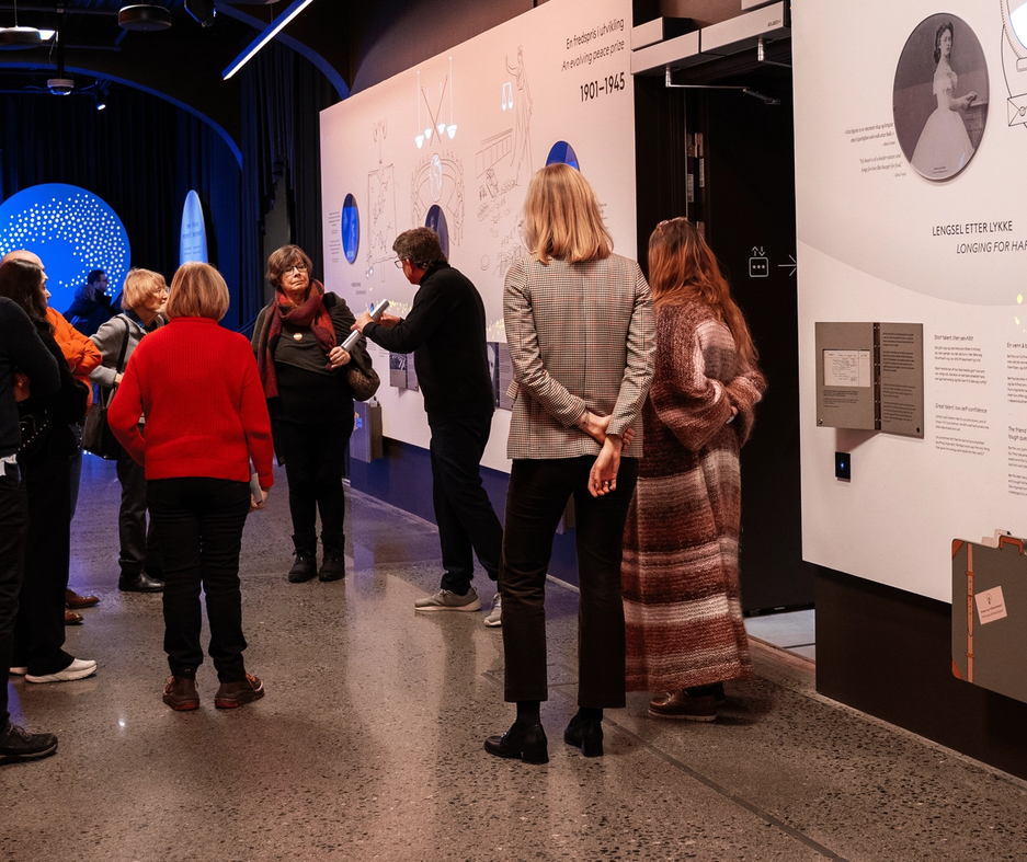 fra utstillingen viljen, folk som får omvisning.