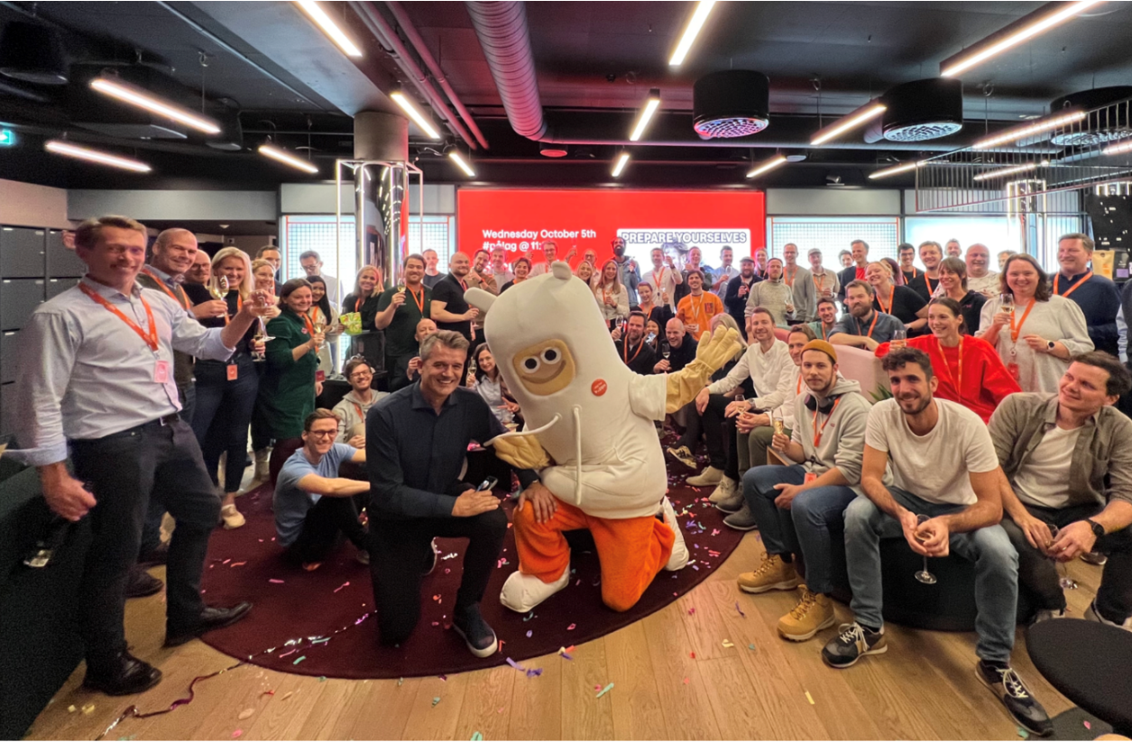 Fra kontoret til vipps mobilepay, alle er samlet og en maskot i midten.