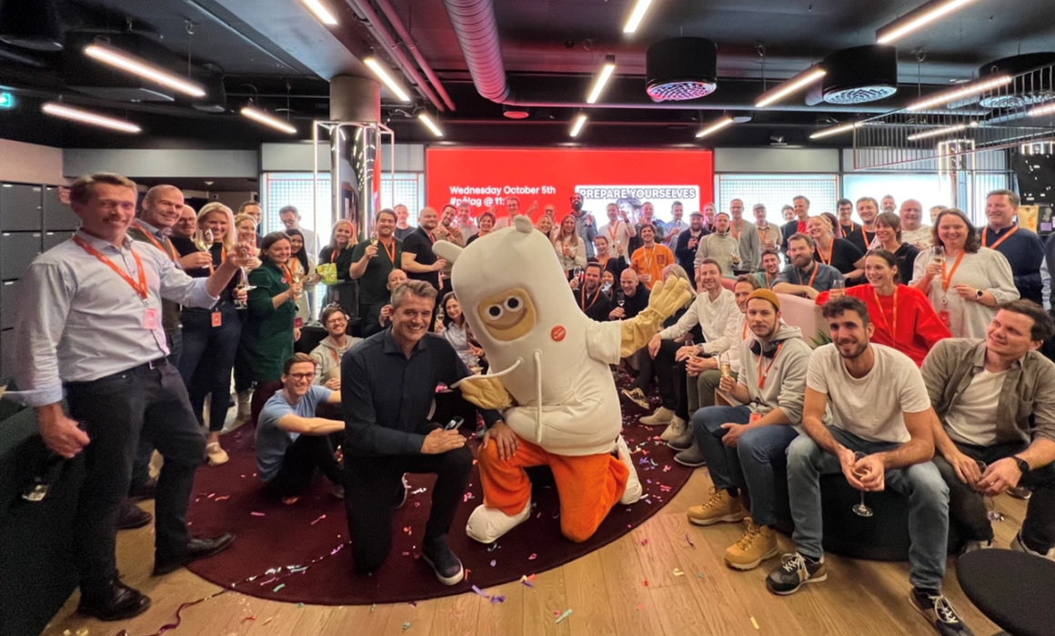Fra kontoret til vipps mobilepay, alle er samlet og en maskot i midten.