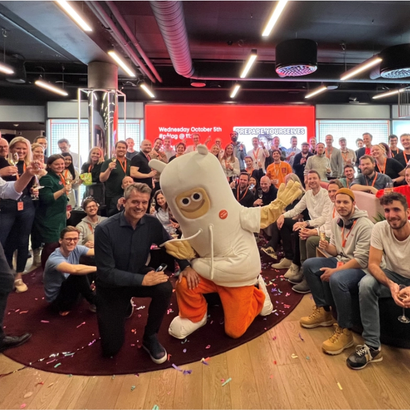 Fra kontoret til vipps mobilepay, alle er samlet og en maskot i midten.